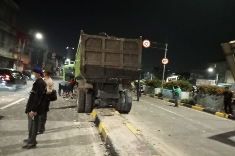 Akibat Supir dalam keadaan mengantuk, kendaraan dump truk dengan nomor polisi B 9485 TYY terlibat kecelakaan tunggal di under pass Jalan Letjen Suprapto, Johar Baru, Jakarta Pusat, Jumat (14/8/2021) dini hari. 