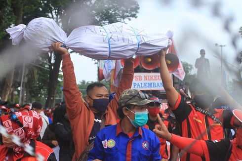 Tolak UU Cipta Kerja, Buruh di Palembang Blokade Jalan ke DPRD Sumsel