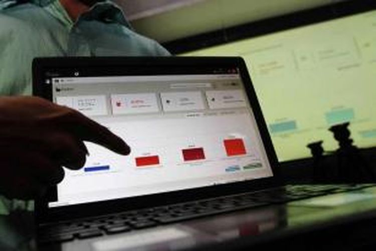 Peneliti Lingkaran Survei Indonesia (LSI) mengamati data yang masuk pada quick count atau penghitungan cepat Pilkada serentak, di kantor LSI, Jakarta Timur, Rabu (9/12/2015). LSI melakukan penghitungan cepat di 21 wilayah Indonesia yang mengadakan Pilkada seperti Batam, Indramayu, Gresik, Palu, Provinsi Jambi, dan Provinsi Sumatera Barat. 