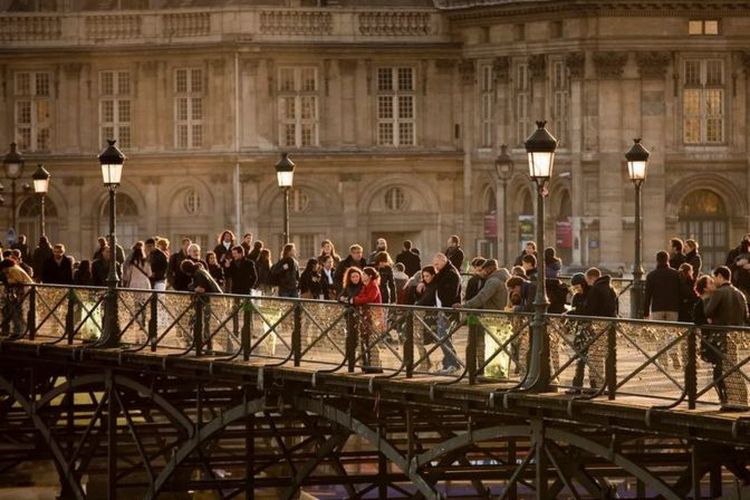 Orang Perancis dengan bebas mengekspresikan cinta mereka di depan umum dengan pelukan dan ciuman.