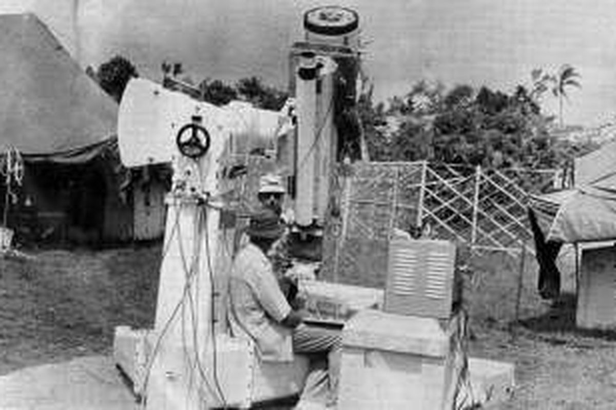 Tim peneliti gerhana Matahari Total Amerika Serikat dengan peralatan yang waktu itu terbilang modern seberat 6 ton melakukan gladiresik untuk mengamati gerhana matahari total 11 Juni 1983. Dikoordinasi meteorolog Dr Morris Arzenman mereka menempati wilayah pengamatan seluas 400 meter persegi di Tanjung Kodok, Jawa Timur.