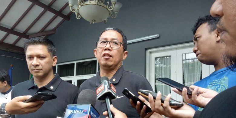 Plt Ketua Umum PSSI, Joko Driyono (tengah) didampingi Exco PSSI, Iwan Budianto saat memberikan keterangan soal alih kepemimpinan sementara PSSI di kantor PSSI, Kemang, Jakarta Selatan, Minggu (18/2/2018) siang.