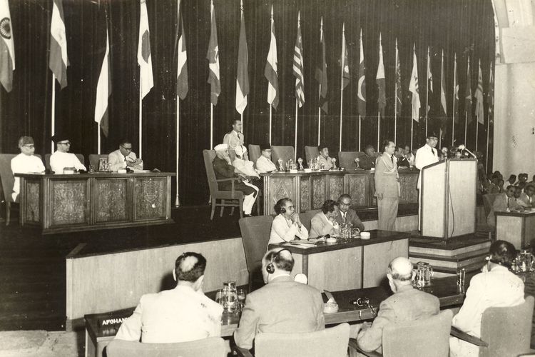 Presiden Soekarno tatkala menyampaikan pidato pembukaan Konferensi Asia Afrika di Bandung. Di latar belakang antara lain tampak PM India Nehru, PM Birma U Nu, Pm Ali Sastroamidjojo serta para pemimpin negara sponsor KAA lainnya.