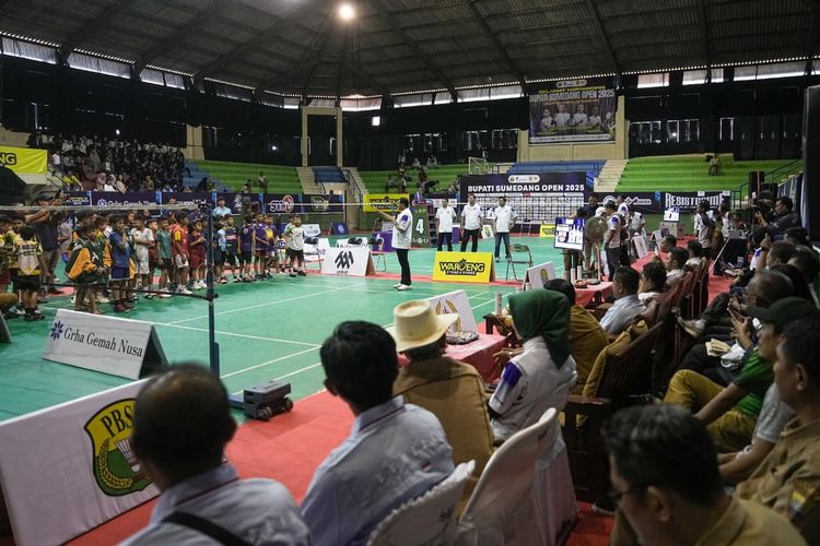 Kejuaraan Bulu Tangkis Bupati Sumedang Open 2025 digelar di GOR Tadjimalela, Sumedang, pada Senin (5/5/2025).