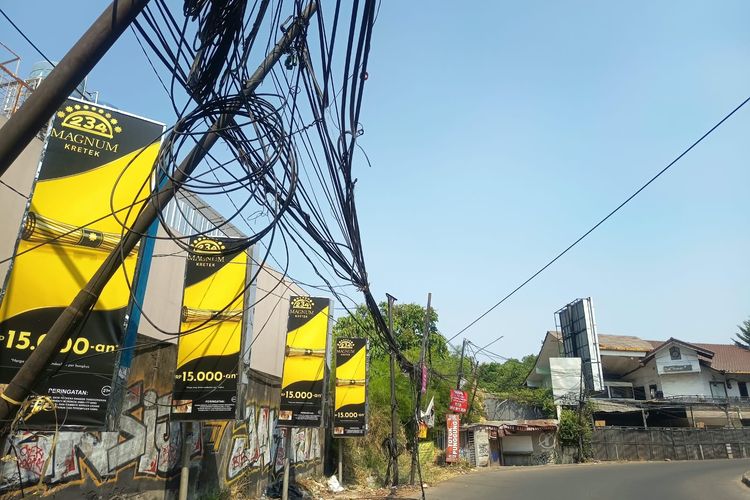 Kabel Semrawut di Cirendeu Tangsel: Warga Minta Ditertibkan, Pemkot Sebut Kewenangan Pemprov