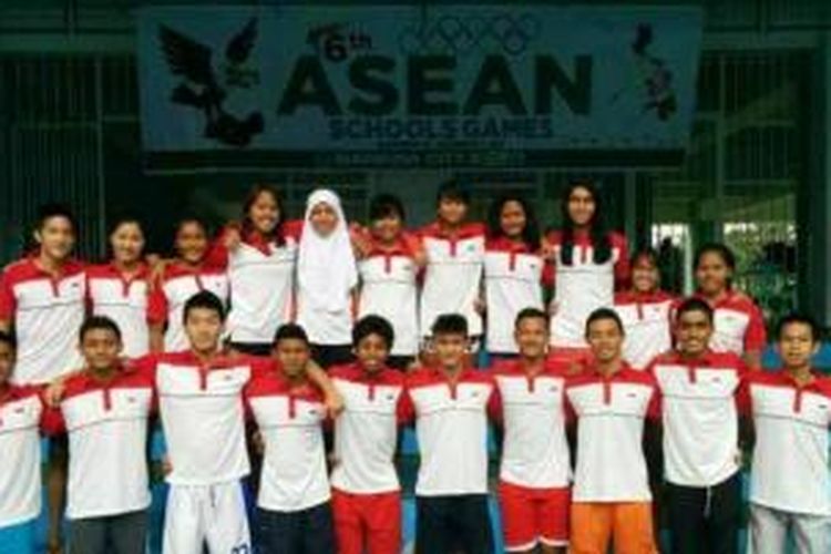 Para atlet pelajar renang Indonesia ke ajang ASEAN SChools Games 2014 di Marikina City, Filipina