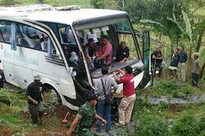 Bus Pariwisata Masuk Persawahan di Magelang, Puluhan Orang Terluka