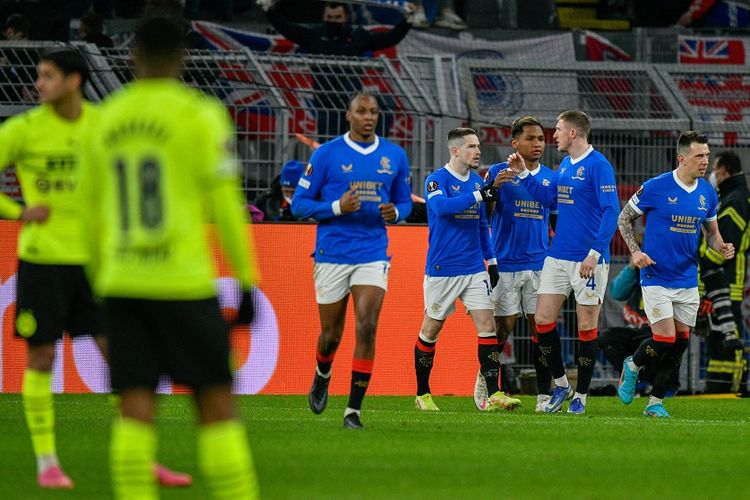 Gelandang Rangers John Lundstram (kedua dari kanan) berselebrasi dengan rekan satu timnya usai mencetak gol pada play-off Liga Europa Borussia Dortmund vs Rangers di Dortmund pada 17 Februari 2022.