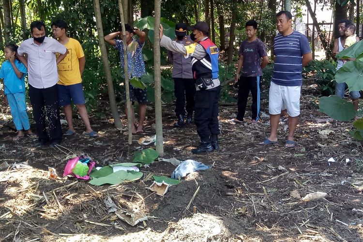 Sesosok bayi ditemukan di tempat pembuangan kotoran sapi di Dusun Tegalrejo, Desa Sidomulyo, Kecamatan Puncu, Kabupaten Kediri, Jawa Timur, Kamis (9/12/2021).