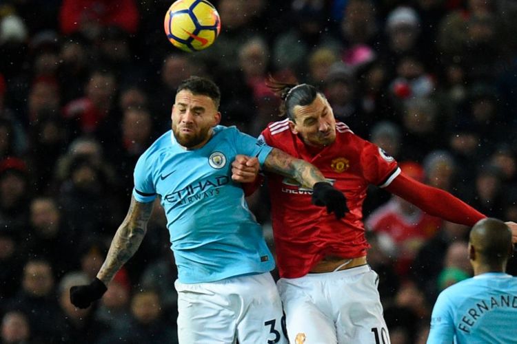 Nicolas Otamendi dan Zlatan Ibrahimovic berduel pada Derbi Manchester antara Manchester United dan Manchester City di Stadion Old Trafford, Minggu (10/12/2017).