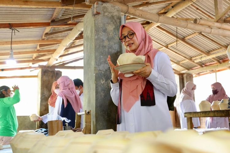 Bupati Banyuwangi Ipuk Fiestiandani saat kegiatan Bupati Ngantor di Desa (Bunga Desa), Rabu (30/11/2022).