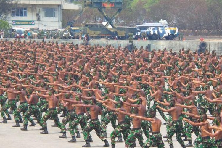 Gladi bersih HUT ke-70 TNI di Dermaga Indah Kiat, Cilegon, Banten, Sabtu (3/10/2015)