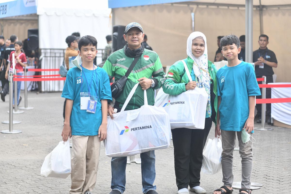  PT Pertamina (Persero) menghadirkan partisipasi aktif para pelaku usaha mikro kecil menengah (UMKM) binaan dalam kegiatan sosial Seribu Seragam Sekolah Bersama Pertamina (Sesama) di area Kantor Pusat Pertamina, Jalan Medan Merdeka Timur, Gambir, Jakarta Pusat, Minggu (13/7/2025).
