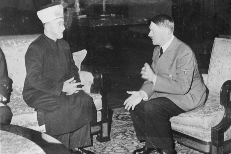 Syaikh Muhammad Amin Al Husaini saat bertemu dengan Adolf Hitler pada 28 November 1941.