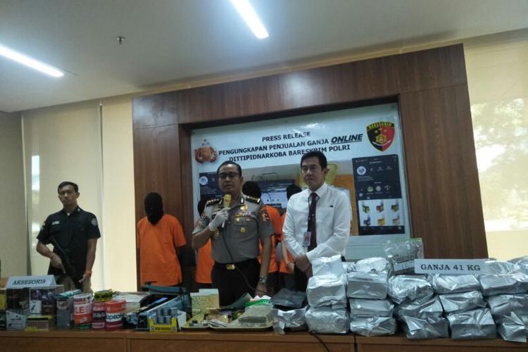 Kepala Bagian Penerangan Umum (Kabagpenum) Polri Kombes Pol Asep Adi Saputra Ungkap Penangkapan Penjual Narkoba di Gedung Barekrim Mabes Polri, Jakarta Selatan, Senin (27/1/2020)