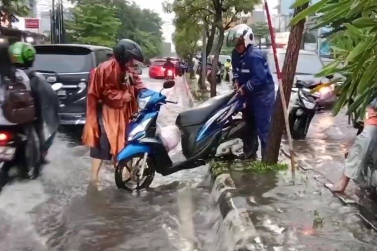 Sejumlah pengendara sepeda motor berusaha menyelamatkan kendaraannya di tengah banjir di Jalan Ciptomangunkusumo dan titik lain di Kota Cirebon, Jawa Barat, pada Rabu petang (15/2/2023)