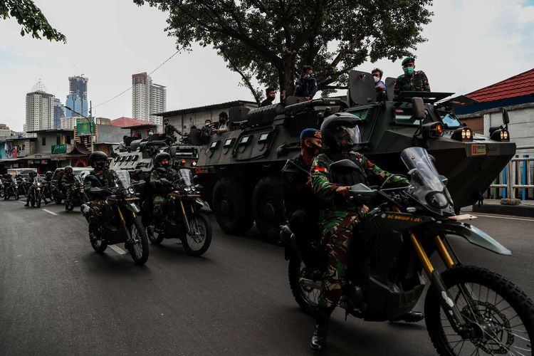 Prajurit TNI menertibkan spanduk tidak berizin saat patroli keamanan di Tanah Abang, Jakarta Pusat, Jumat (20/11/2020). Pangdam Jaya Mayjen TNI Dudung Abdurachman, memerintahkan jajarannya untuk mencopot spanduk dan baliho pemimpin Front Pembela Islam (FPI) Rizieq Shihab.