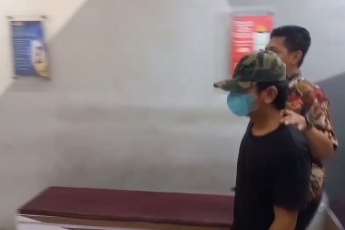 SERAHKAN DIRI--Terduga pelaku  pembuang bayi di Desa Sumbergandu, Kecamatan Pilangkenceng, Kabupaten Madiun akhirnya menyerahkan diri beberapa jam setelah kasus itu heboh di masyarakat