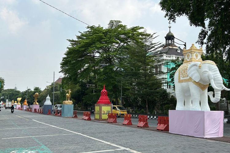 Waisak di Kota Solo, Pindapata hingga Pemasangan Ornamen Buddhis di Jalan Protokol