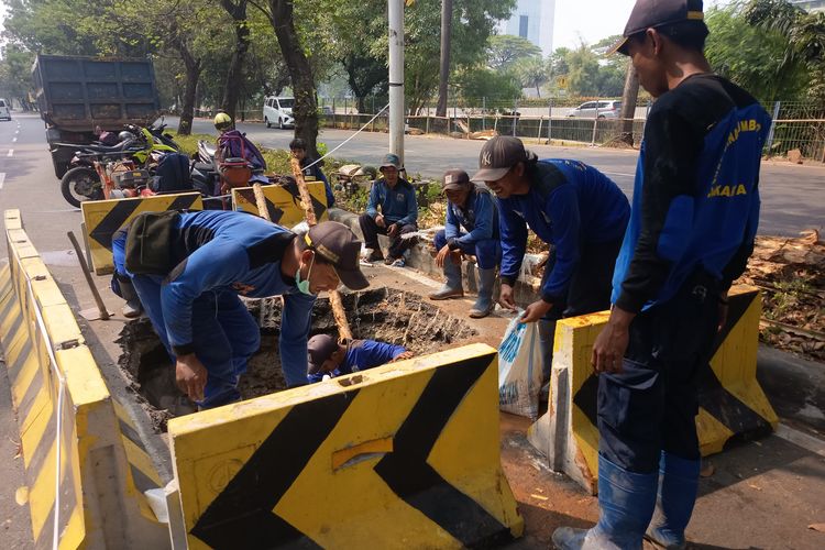 Penyebab Jalan Puri Lingkar Luar Jakbar Berlubang: Besi Gorong-gorong Alami Korosi