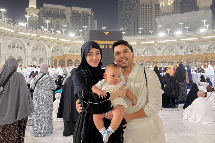 Aaliyah Massaid tampil modis dan syar?i saat umroh. Dari gamis hitam elegan hingga abaya putih minimalis, gaya nyaman ini jadi inspirasi muslimah.