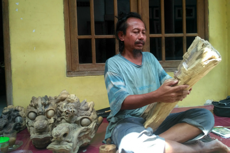 Sutaryono alias Mbah Yon saat memahat kelengkapan kesenian jaranan di rumahnya yang ada di Kelurahan Semampir, Kota Kediri, Jawa Timur.