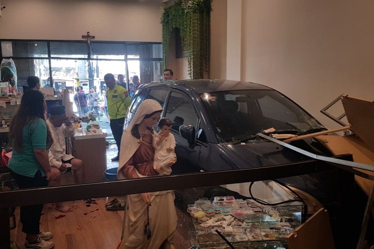 Sebuah mobil Suzuki Aerio melaju tak terkendali dan menerobos masuk ke dalam toko perlengkapan rohani Dioses di Jalan Dr Cipto, Kecamatan Klojen, Malang, Sabtu (14/6/2025) sekitar pukul 09.00 WIB.