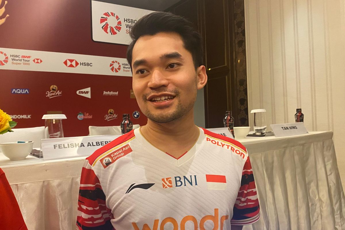 Pebulutangkis Indonesia, Leo Rolly Carnando, saat berbicara kepada media di konferensi pers pada Senin (2/6/2025) jelang pergelaran Indonesia Open 2025.