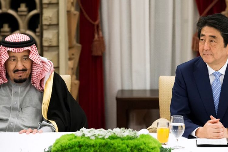 Raja Arab Saudi Salman bin Abdulaziz menghadiri jamuan makan yang digelar di kediaman resmi PM Shinzo Abe di Tokyo, Jepang, Senin (13/3/2017).