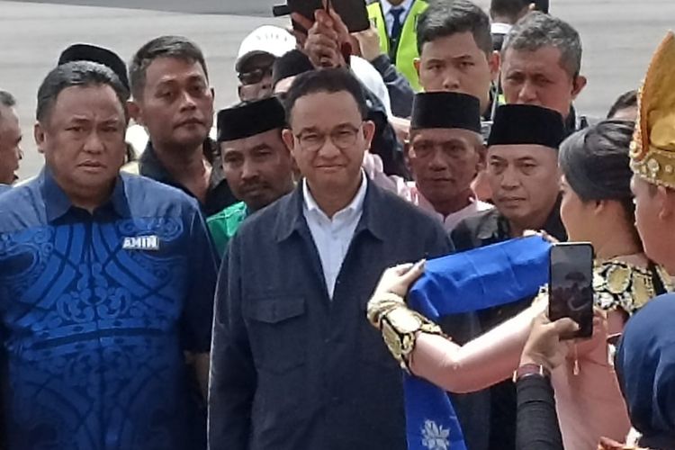 Calon presiden nomor urut 1, Anies Baswedan saat tiba di Bandara Djalaluddin Gorontalo, Senin (8/1/2024).