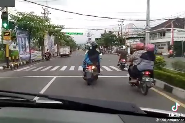 Pengendara motor yang diduga menghalangi laju ambulans pada saat sedang bertugas di jalan raya.