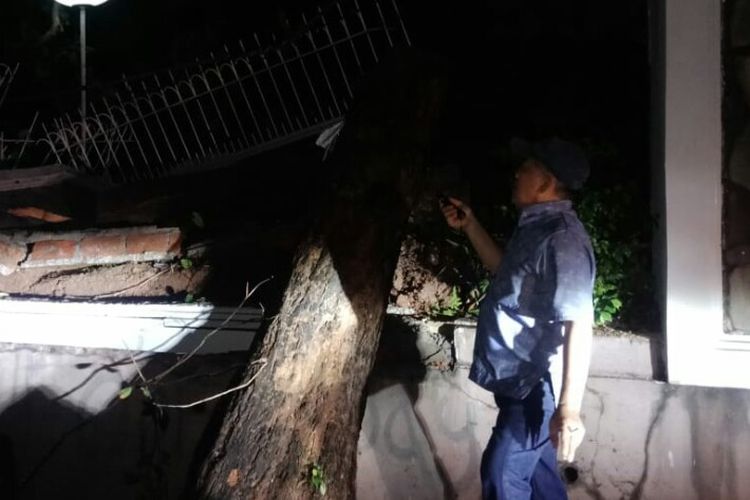 Hujan deras disertai angin kencang menyebabkan dua pohon berukuran besar tumbang menimpa rumah mewah yang berlokasi di Jalan Manunggal Juang, Cipete Selatan, Cilandak,  Jakarta Selatan, Senin (23/12/2019).