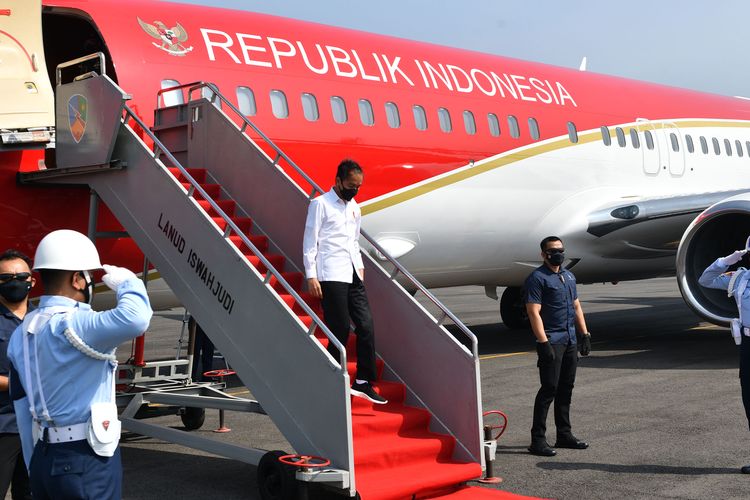 Presiden Joko Widodo menuruni tangga pesawat kepresidenan saat tiba di Lanud Iswahyudi, Maospati, Kabupaten Madiun, Jawa Timur, Kamis (19/8/2021). ANTARA FOTO/Setpres-Agus Suparto/foc.