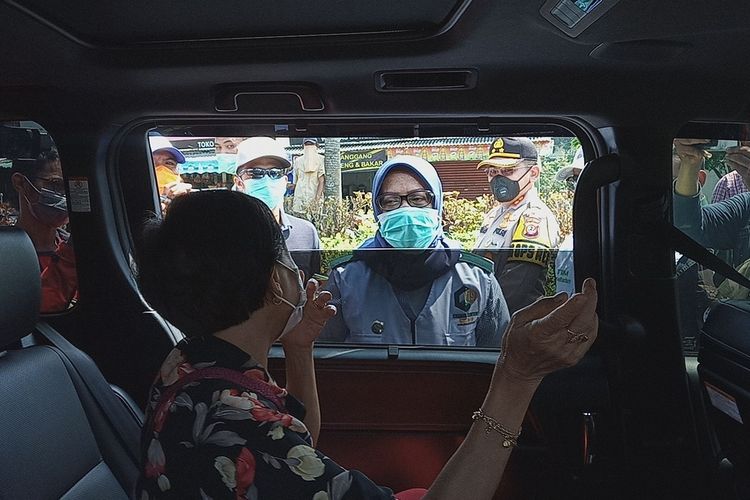 Bupati Bogor Ade Yasin saat mengecek warga di masa pembatasan sosial berskala besar (PSBB) pra adaptasi kebiasaan baru (pra-AKB) di Kawasan Puncak Bogor, Jawa Barat.