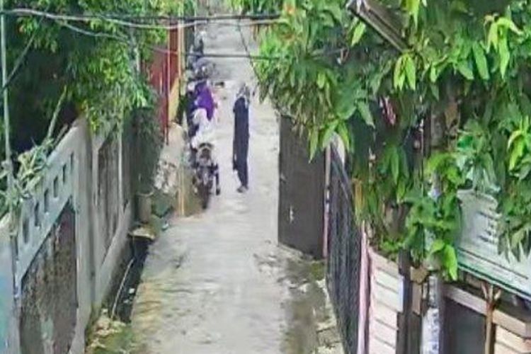 CCTV dua wanita korban pembunuhan yang jasadnya dicor semen di Bekasi Utara, Kota Bekasi. 