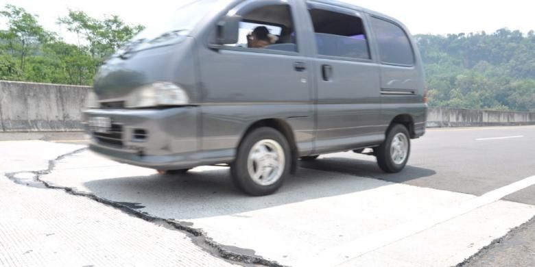 Salah satu bagian jalan tol Ungaran-Bawen di Kabupaten Semarang, Jawa Tengah, retak. Ruas ini merupakan bagian dari Tol Semarang-Solo. Gambar diambil pada Rabu (2/4/2014). 