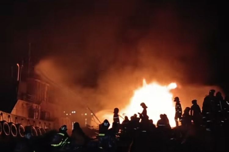 Kapal Tongkang Angkut Minyak Terbakar di Sungai Mentaya Kotim, 1 Orang Tewas, Penyebab Diselidiki