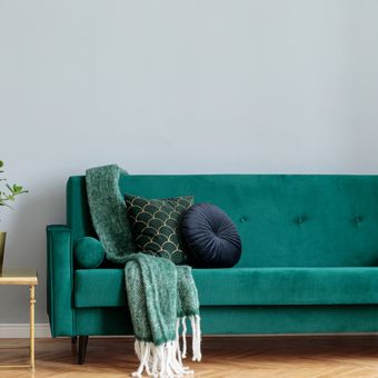 Ilustrasi sofa hijau.