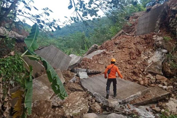 Petugas BPBD Purwakarta bersama pihak terkait tengah melakukan penanganan di lokasi jembatan di Desa Sukamukti, Kecamatan Maniis, Kabupaten Purwakarta.