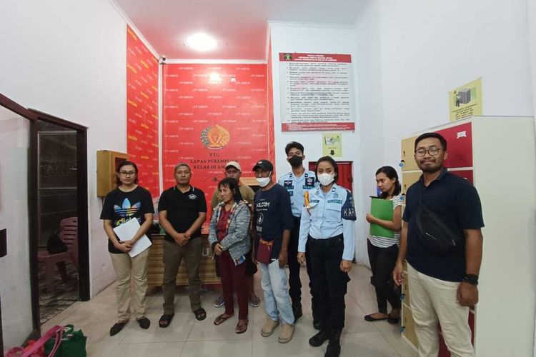 Tim tangkap buronan Kejaksaan Negeri Aru berhasil menangkap terpidana koruptor dana bantuan operasional sekolah (BOS) SMA Negeri 1 Pulau Aru, Elgia Maria Betaubun di Ambon, Rabu (17/8/2022)