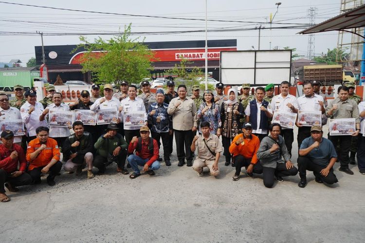 Pemprov Kalteng Serahkan Bantuan Sarpras Karhutla kepada 16 Tim Serbu Api Kelurahan di Palangka Raya