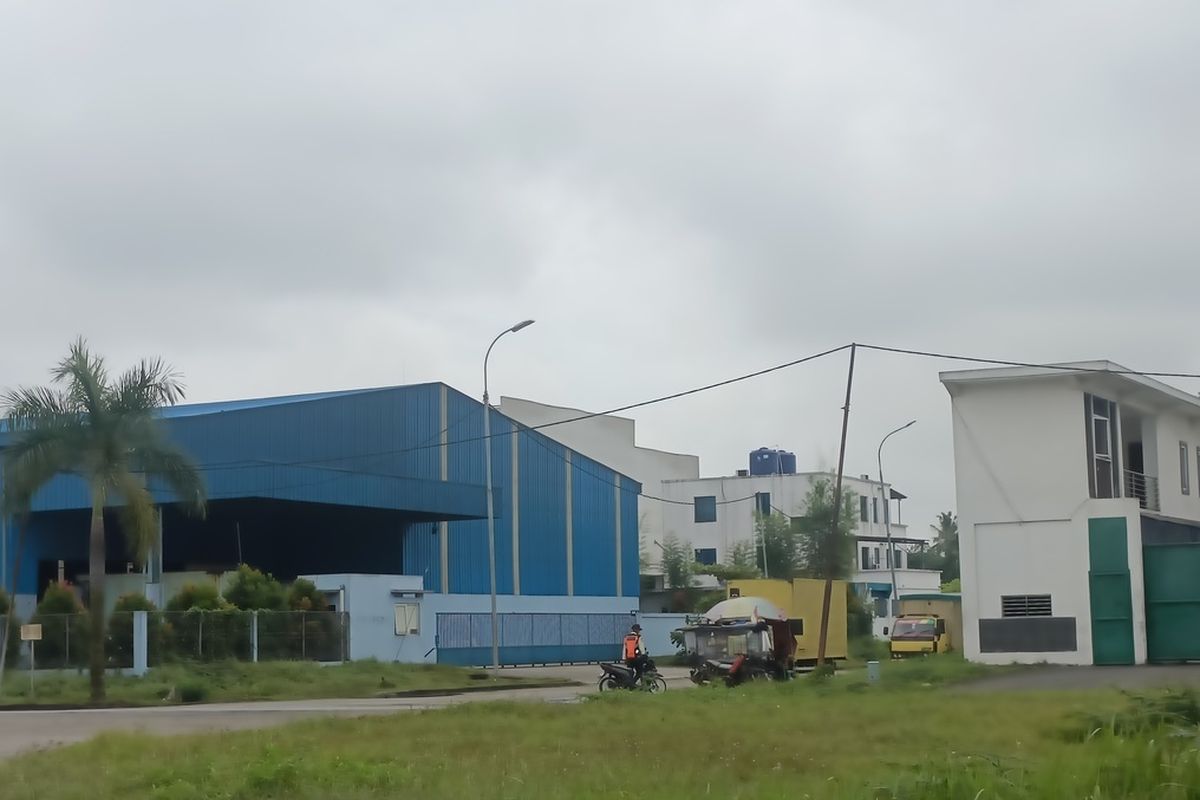 Perusahan-perusahan yang ada didalam kawasan Industri Cikande, Serang tetap beroperasi dan mempekerjakan buruhnya seperti biasa.