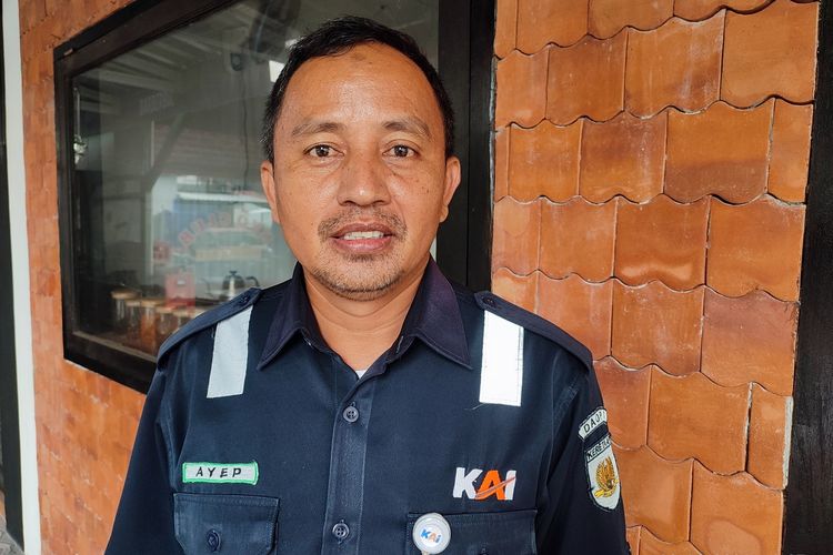 Manager Humas Daop III Cirebon Ayep Hanapi memberikan penjelasan terkait Stasiun Cirebon dengan Stasiun Prujakan pada Sabtu (27/1/2023).
