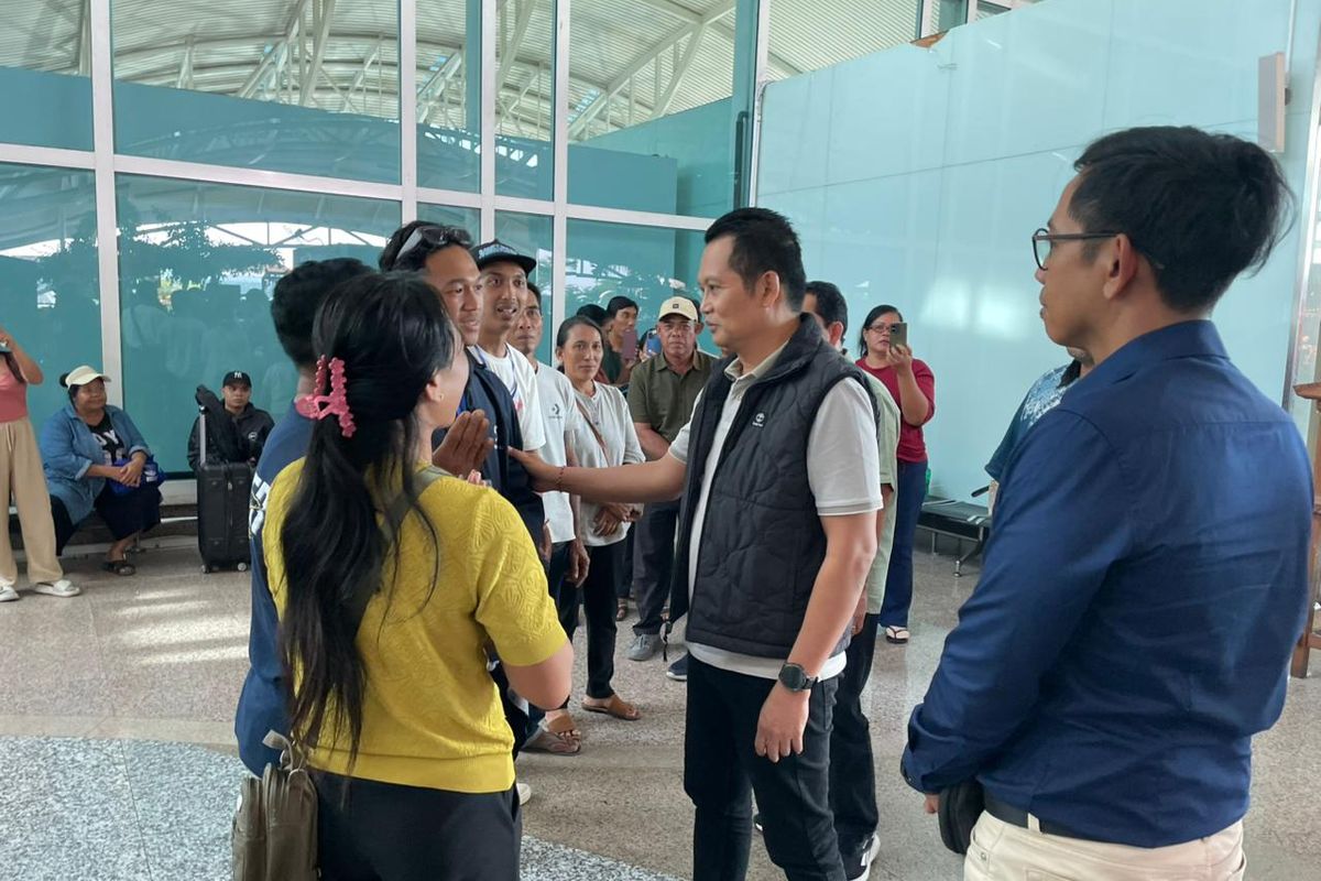 Bupati Jembrana I Made Kembang Hartawan melepas dua Pekerja Imigran Indonesia (PMI) asal Jembrana yang berangkat ke luar negeri melalui program kredit bersubsidi tanpa bunga dan jaminan.