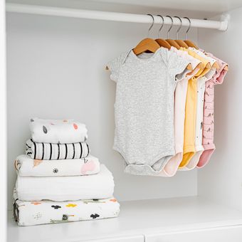 Ilustrasi lemari pakaian bayi atau anak.