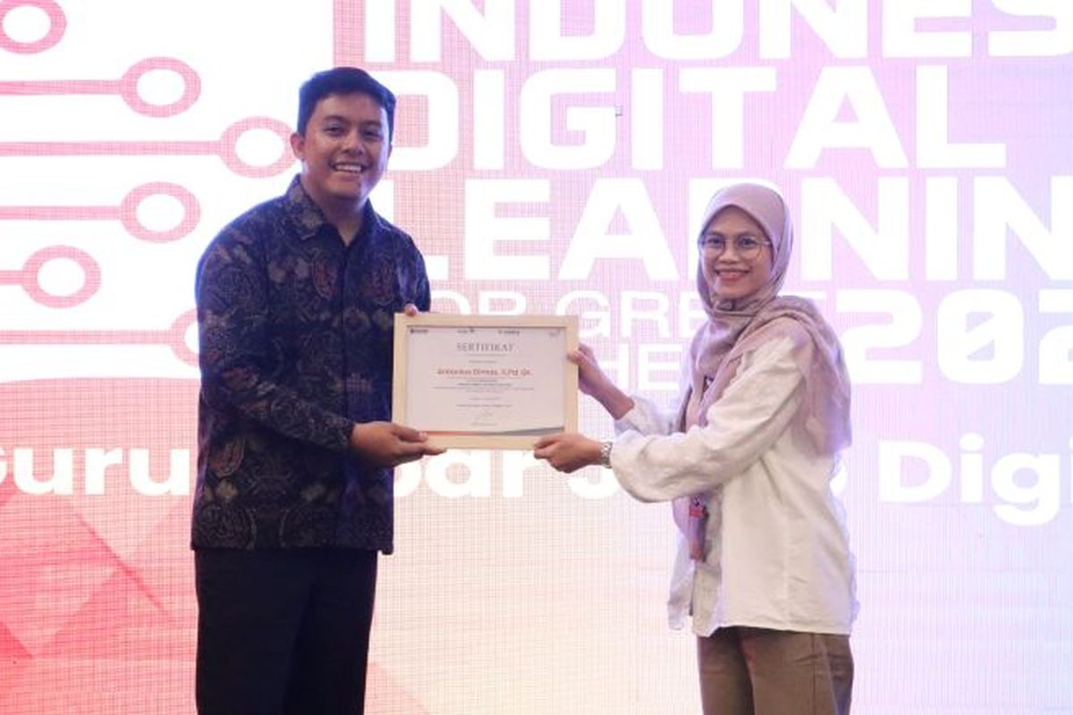 Peserta Pelatihan Indonesia Digital Learning (Kiri) dan Presales Coordinator Pijar Sekolah Khervin Ratu (Kanan) saat acara Indonesia Digital Learning (IDL) 2025, beberapa waktu yang lalu.