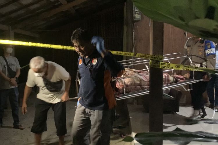 Seorang lansia AY (75) ditemukan tewas di rumahnya, di Gang Nangka, Kecamatan Bekasi Selatan, Kota Bekasi, Sabtu (20/1/2024) malam. Polisi melakukan olah tempat kejadian perkara (TKP) dan menduga AY merupakan korban pembunuhan. 