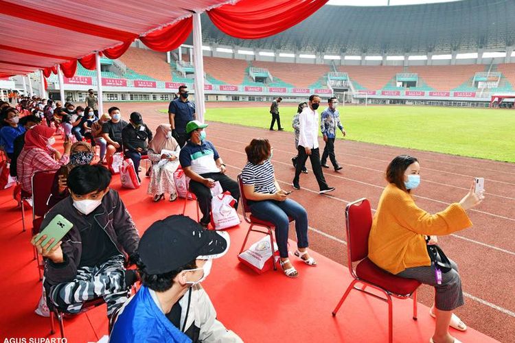 Presiden Joko Widodo meninjau pelaksanaan vaksinasi Covid-19 massal di Stadion Pakansari, Kabupaten Bogor, Jawa Barat, Kamis (17/6/2021). Vaksinasi yang digelar pada Kamis ini menyasar 10.000 peserta yang terdiri dari pelayan publik, tenaga pendidik, lansia, dan kelompok rentan.