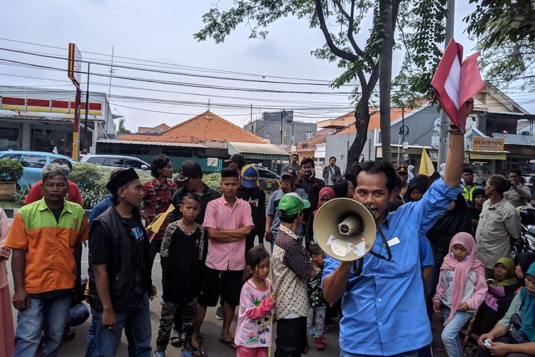 Warga Rawajati melakukan aksi demonstrasi di Pengadilan Negeri Tangerang menuntut pembayaran ganti rugi lahan Runway 3 Bandara Soekarno-Hatta, Senin (16/12/2019)