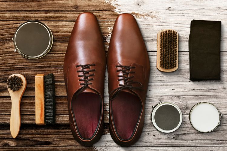 Ilustrasi sepatu kulit, membersihkan sepatu kulit. 